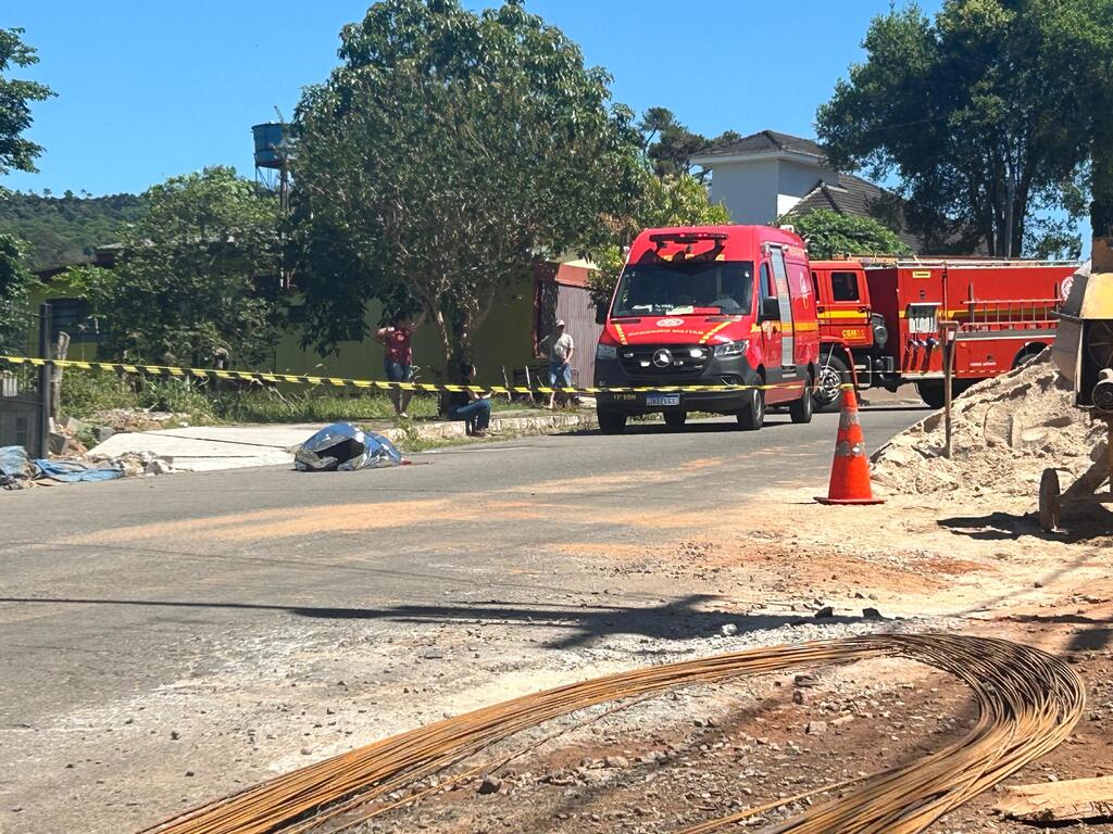 Motorista de caminhão morre em acidente em Jaguari, e veículo atinge residências em avenida