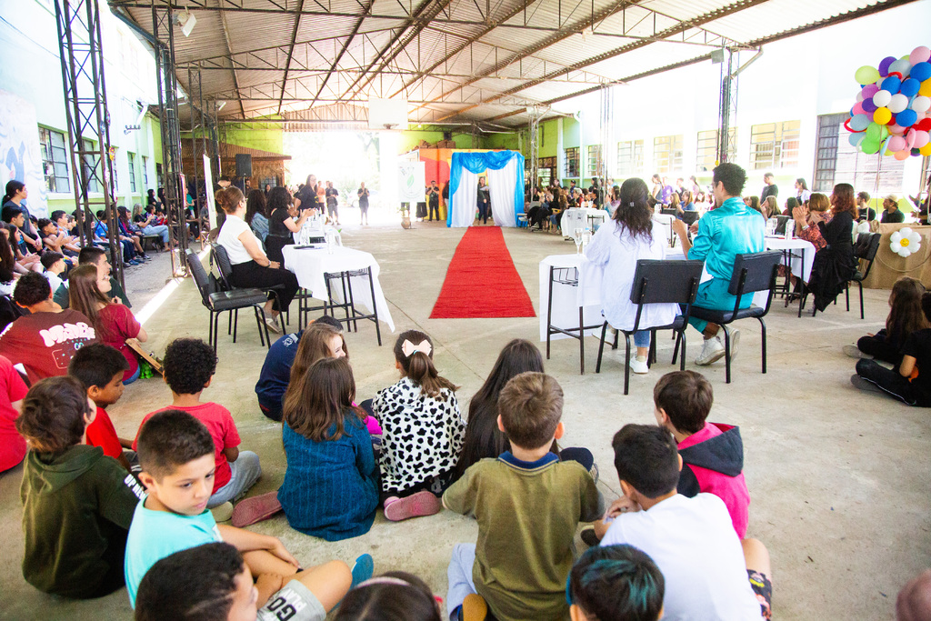 Alunos da Escola Margarida Lopes apresentam figurinos com materiais recicláveis no EcoMarga Fashion Day