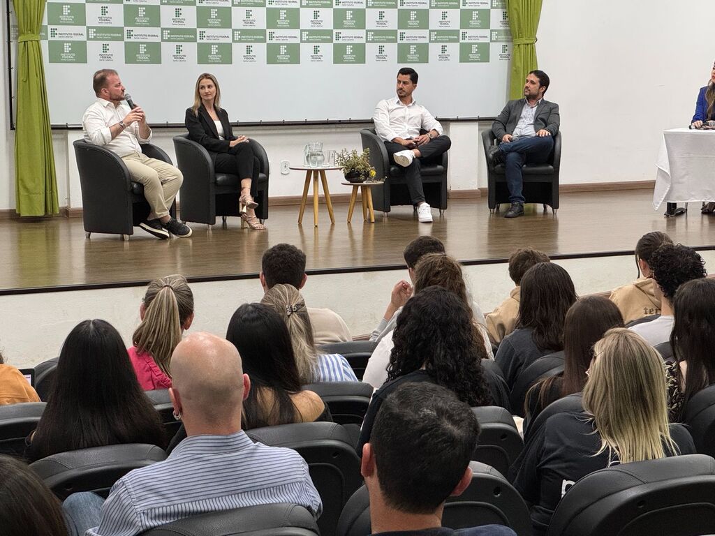 Acismo participa de debate sobre o futuro empresarial na Semana Acadêmica do IFSC