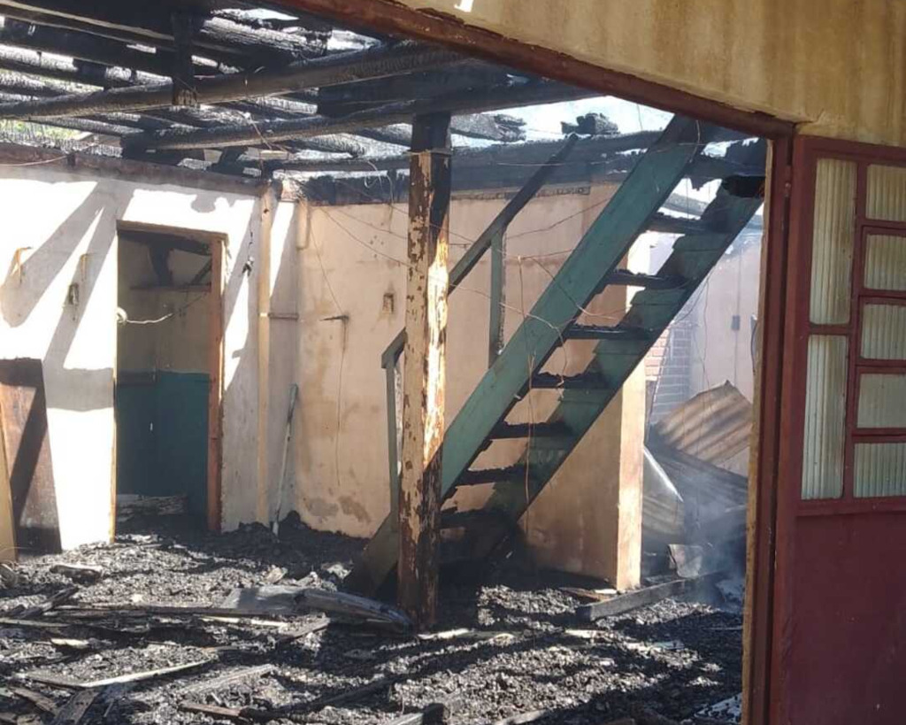 Incêndio deixa residência totalmente destruída em Restinga Sêca