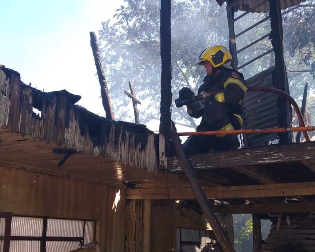 Incêndio deixa residência totalmente destruída em Restinga Sêca