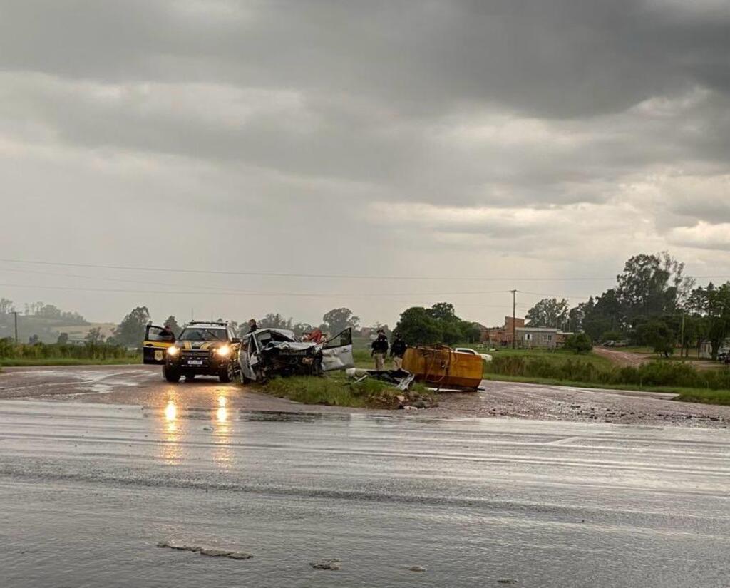 Duas pessoas ficam feridas após colisão na BR-293