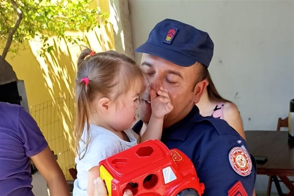 Menina de 2 anos cai em piscina e é resgatada por bombeiro em Santa Maria