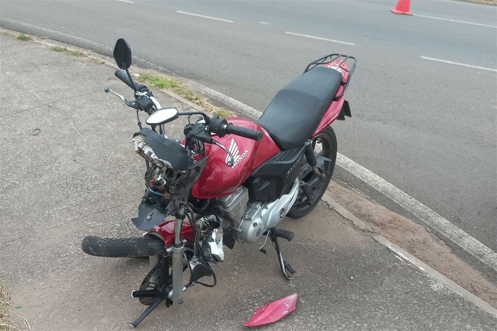 Motociclista e passageiro ficam levemente feridos em acidente na ERS-509 em Santa Maria