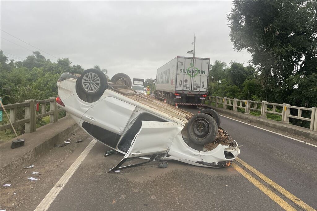 Casal fica ferido após capotamento de veículo em ponte na RSC-287 em Santa Maria