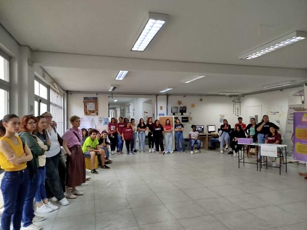 Colegas e professores de estudante da UFSM morta no norte do Estado realizam ato em memória da jovem