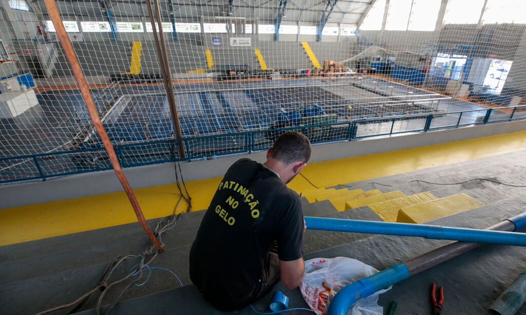 Inicia montagem da pista de patinação no gelo do Natal de Joinville