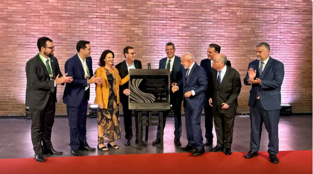 Lula inaugura com prefeito Eduardo Paes placa de revitalização do MAM