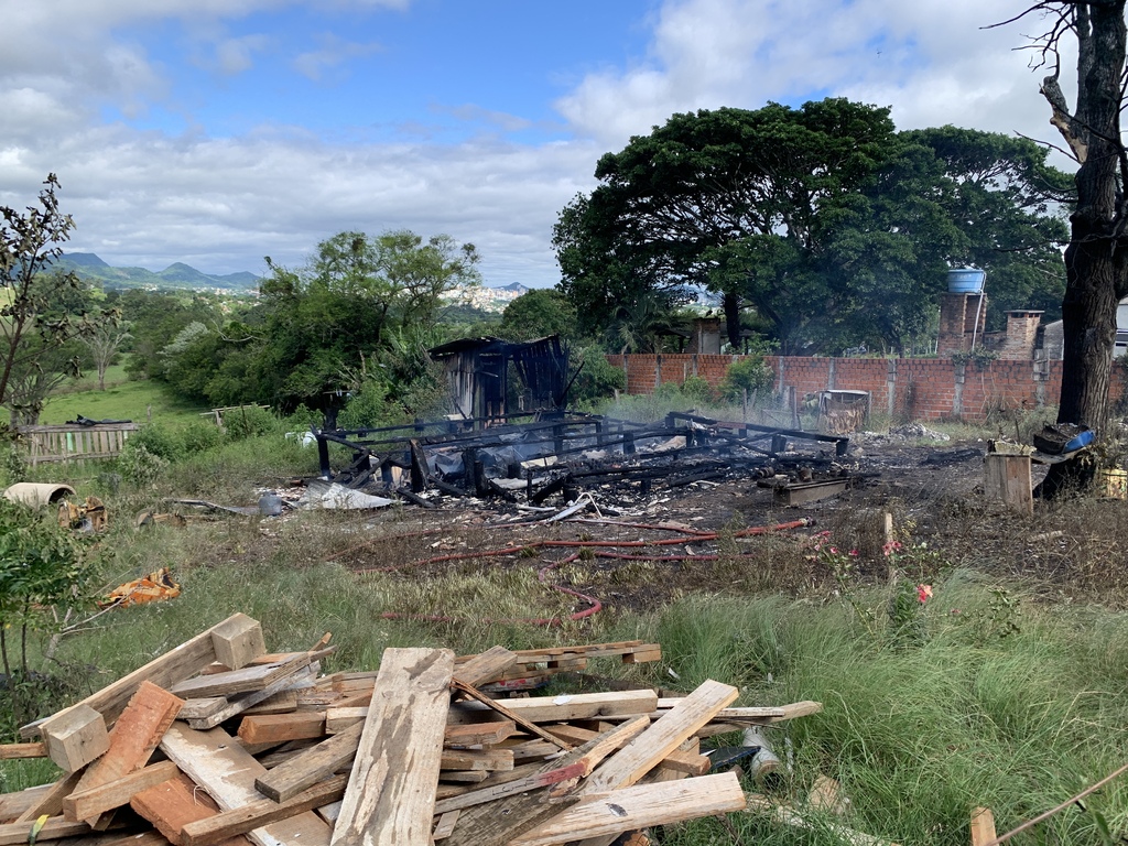 Homem de 51 anos é encontrado carbonizado após casa ser destruída por incêndio em Santa Maria