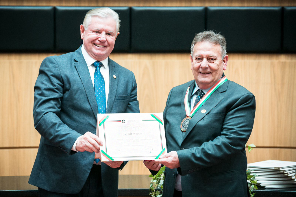 Deputado Berlanda presta homenagem na Alesc ao presidente da Copercampos, concedendo a maior honraria da do povo: Comenda do Legislativo