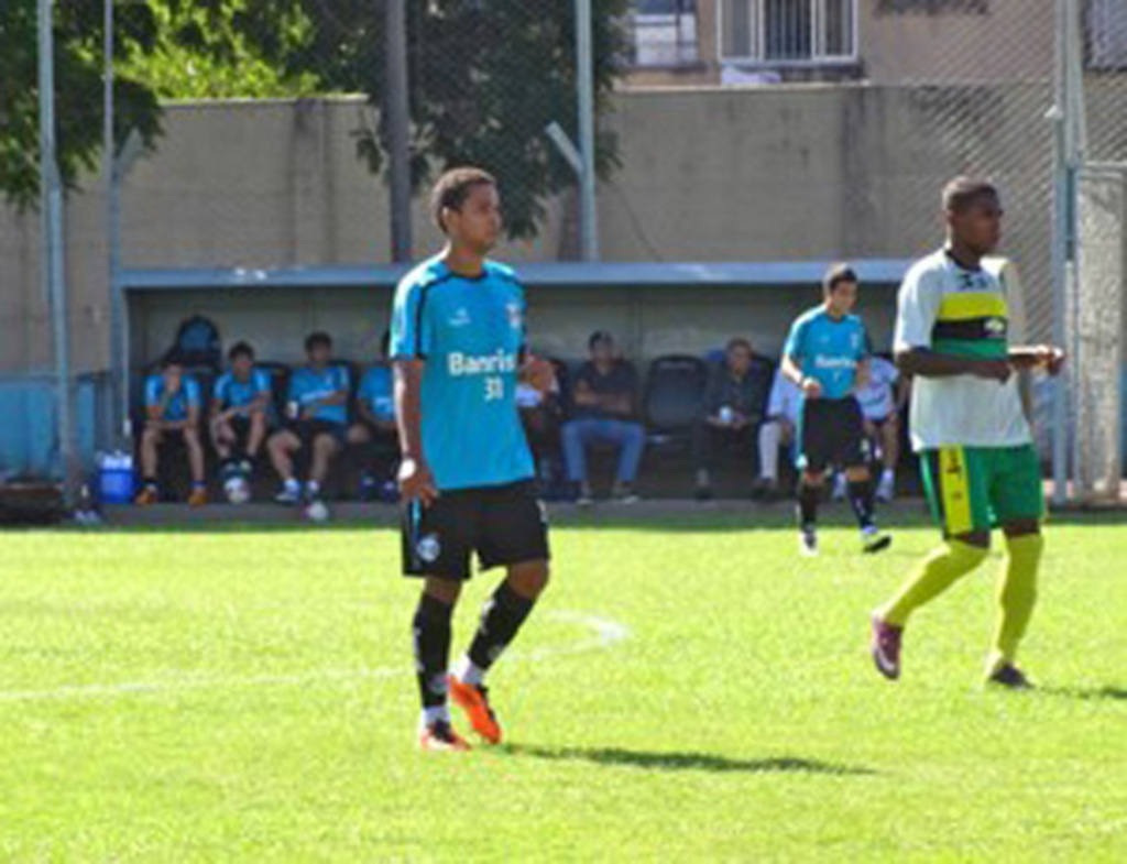 Escassez de volantes faz Grêmio promover dois garotos