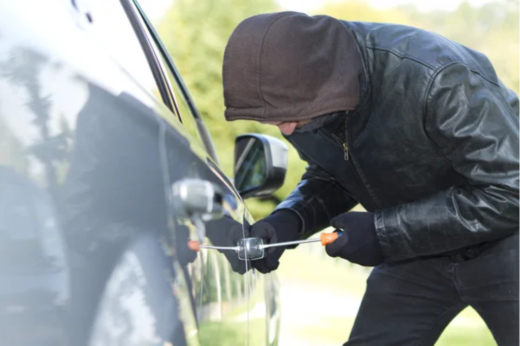 Imagem reprodução - Homem tem carro arrombado e pertences furtados em Imbituba