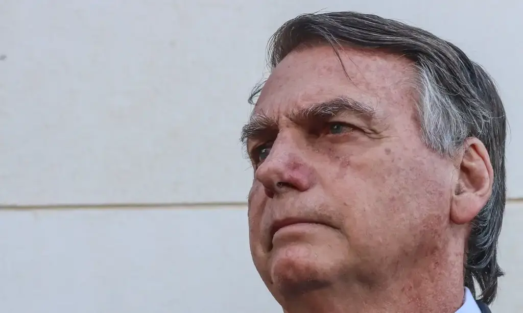 Indiciado por tentativa de golpe de Estado pela Polícia Federal, ex-presidente Bolsonaro se manifesta pelas redes sociais