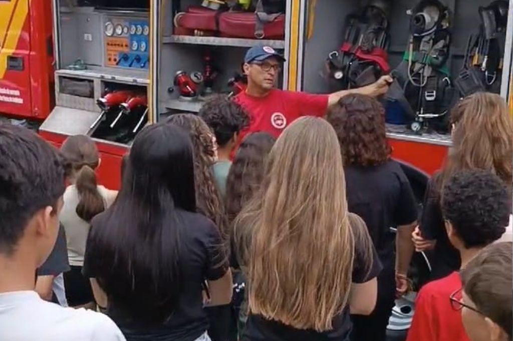 Corpo de Bombeiros promove ação de conscientização na Escola João Guimarães Cabral, em Imbituba