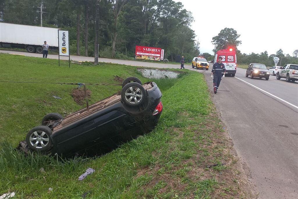 Motorista perde controle de veículo e capota na RSC-287 em Santa Maria