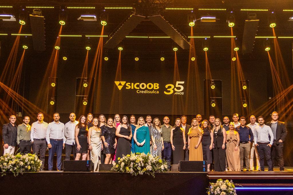 SICOOB CREDISULCA CELEBRA 35 ANOS COM FESTA HISTÓRICA PARA COLABORADORES