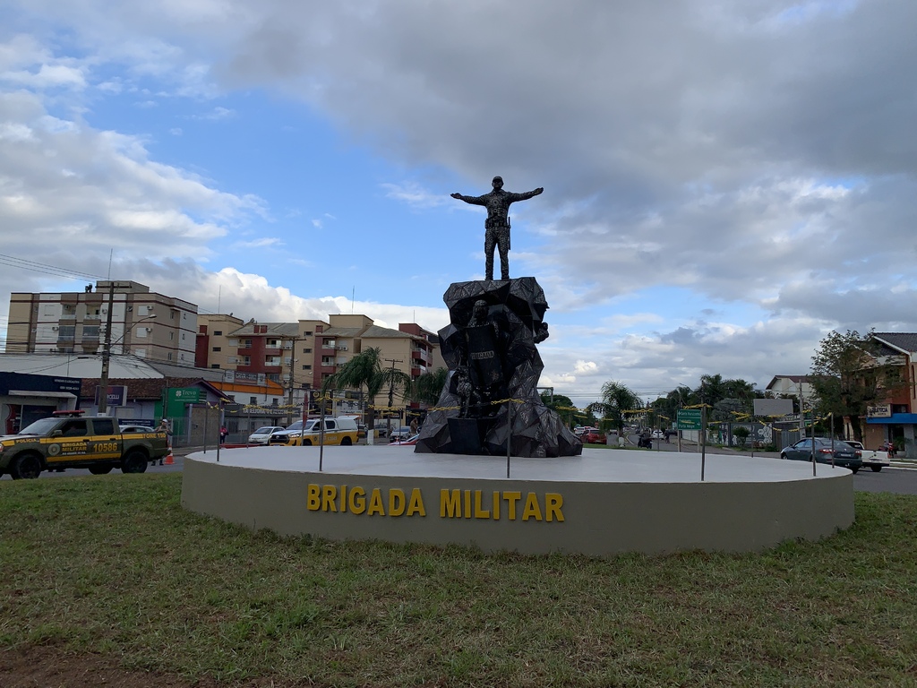 VÍDEO: Brigada Militar inaugura monumento em trevo da Faixa Velha de Camobi