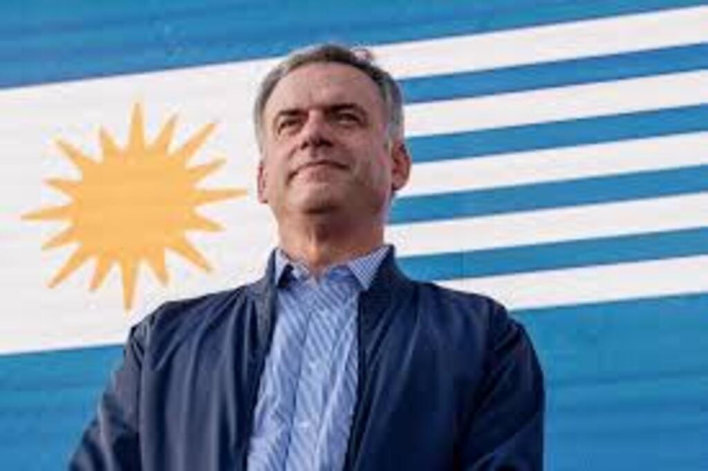Yamandú Orsi, da coalizão de esquerda, é eleito presidente do Uruguai