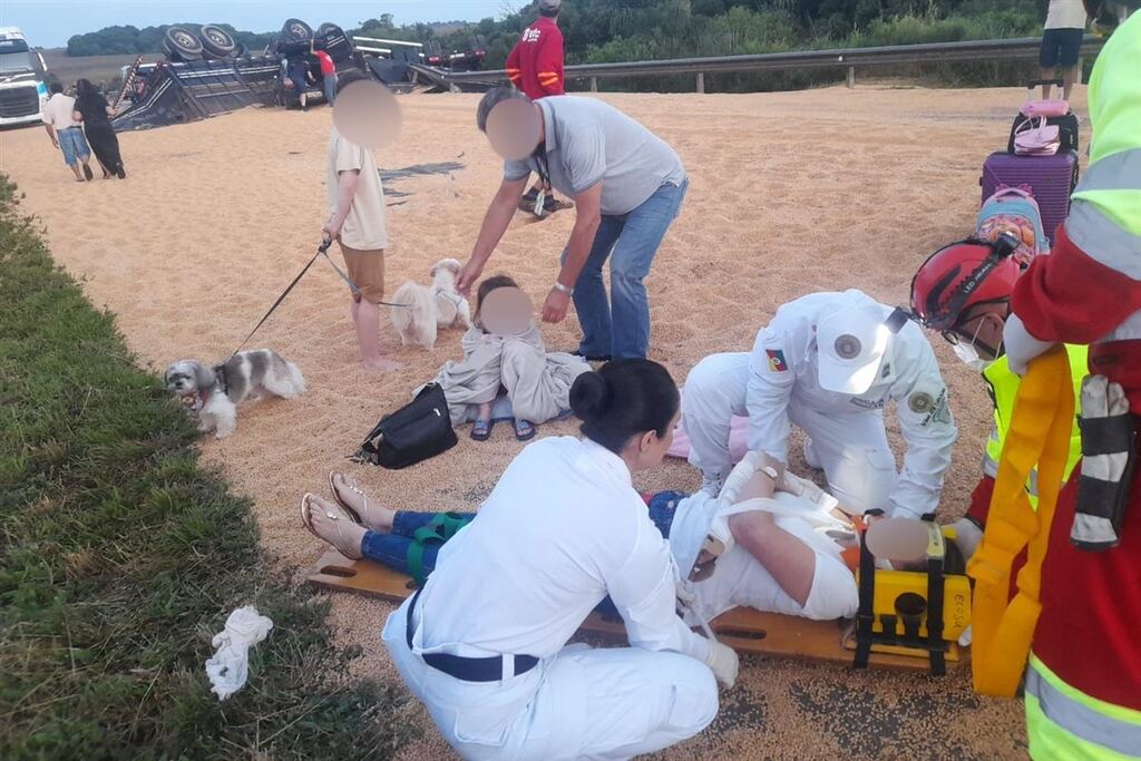 Equipe do Hospital da Brigada Militar de Santa Maria presta socorro em grave acidente na BR-392