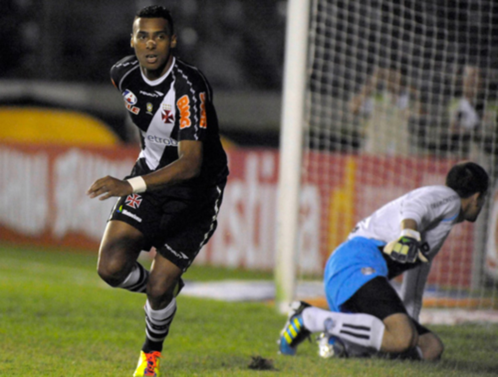 Vasco derrota Grêmio por 4 a 0 e assume a liderança