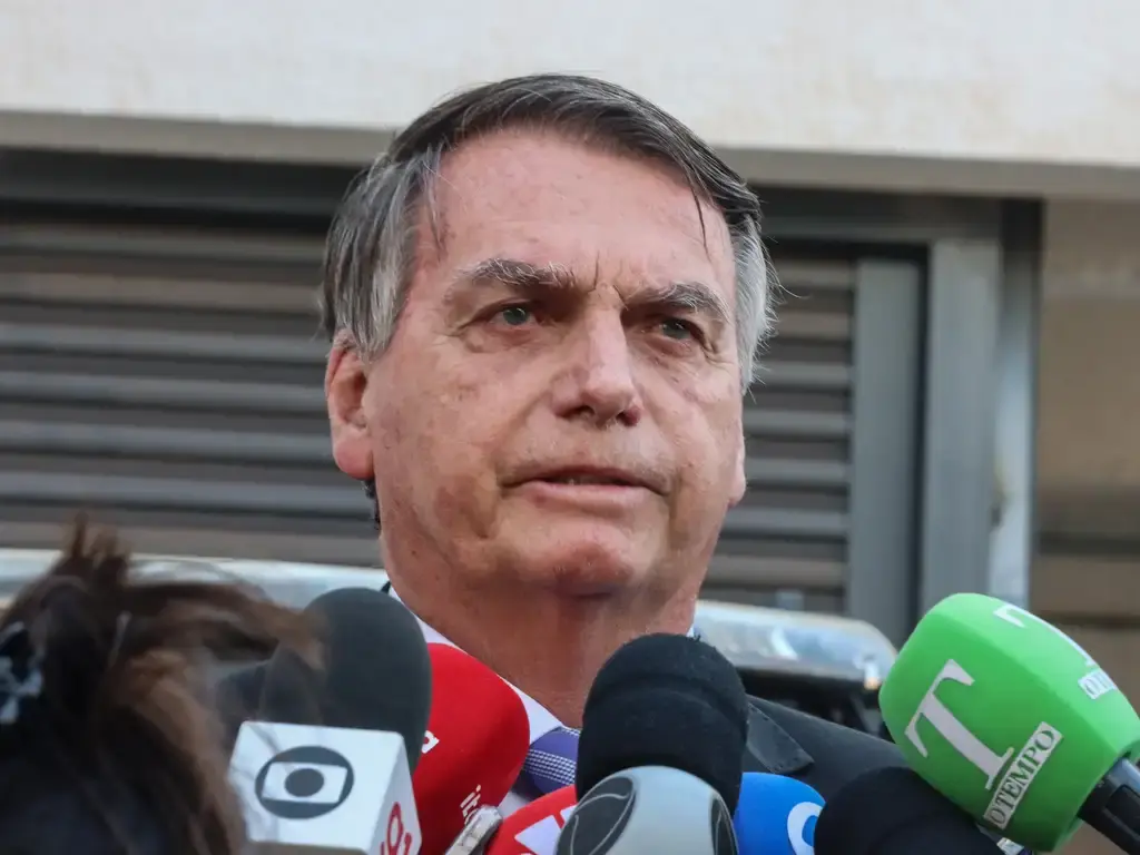 Bolsonaro nega conspiração golpista e chama acusações de 