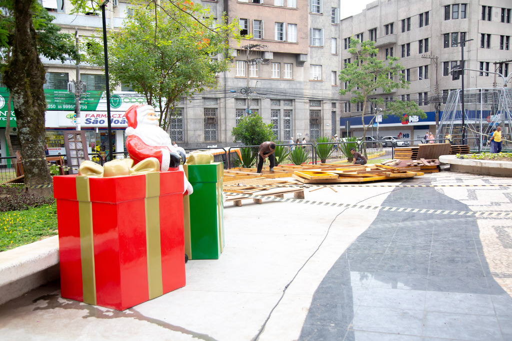 Foto: Beto Albert (Diário) - Montagem da decoração de Natal teve início no centro de Santa Maria