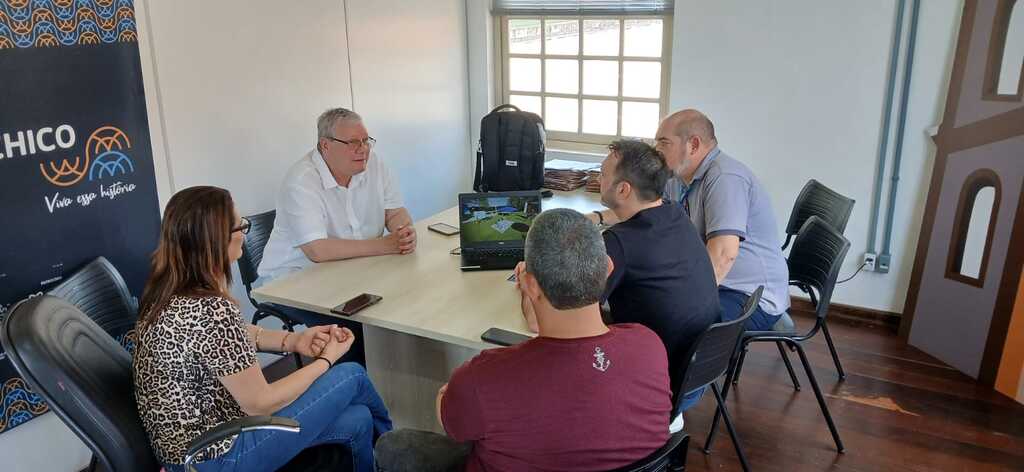 Águas de São Francisco do Sul apresenta proposta da Caravana do Verão para secretaria de turismo do município