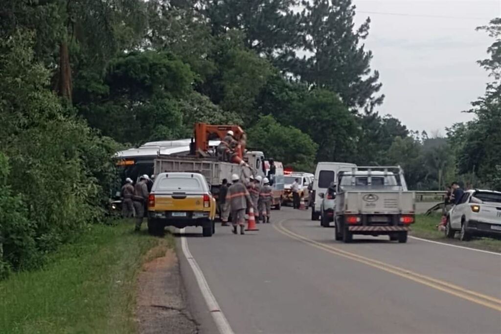 Ônibus colide em barranco na ERS-149 em Restinga Sêca