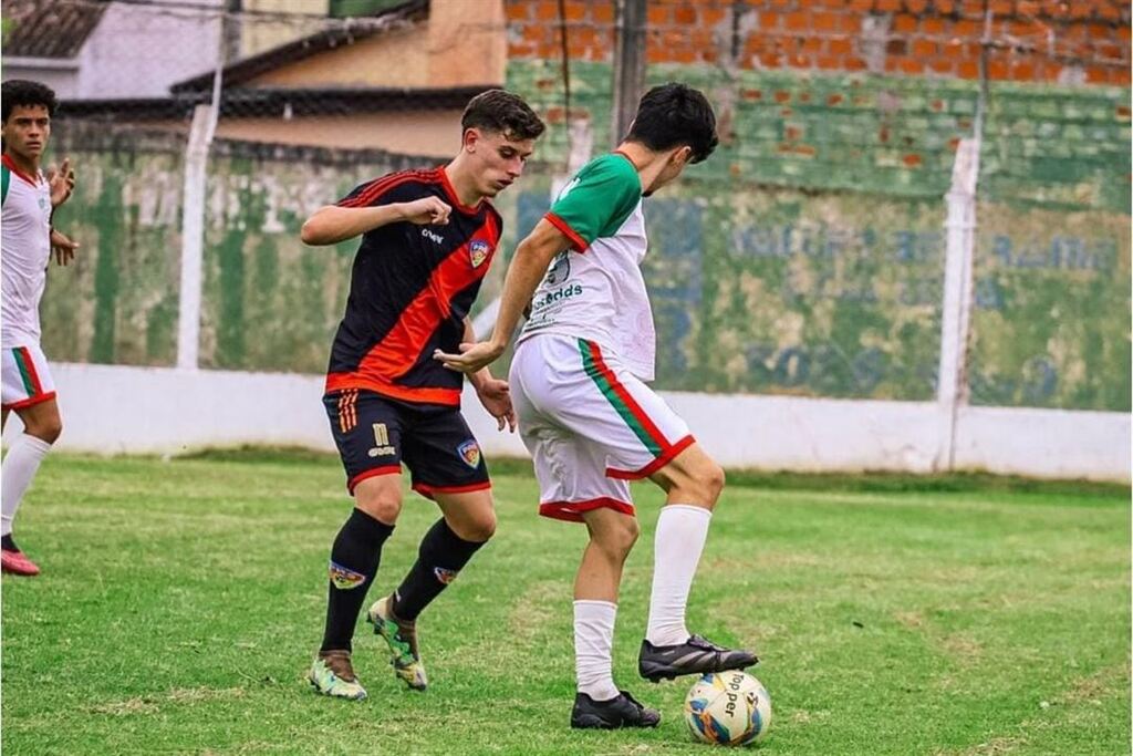 Foto: Inácio Gonçalves Boelter, IGB Fotos - PRS (de preto e vermelho) superou o Periquito na categoria sub-17