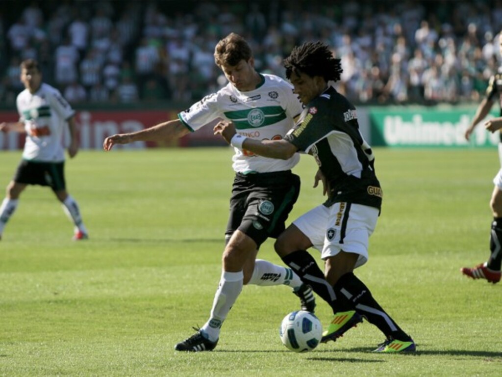 Coritiba reedita futebol convincente do primeiro semestre