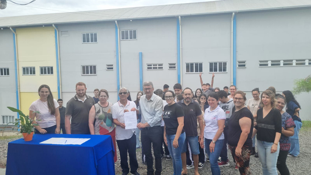 Prefeitura de Capinzal entrega ordem de serviço de construção de escadaria e rampa de acesso entre escola e ginásio de esportes