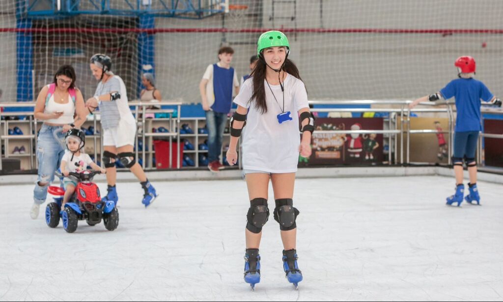 Pista de patinação encanta e promete magia natalina para todas as idades