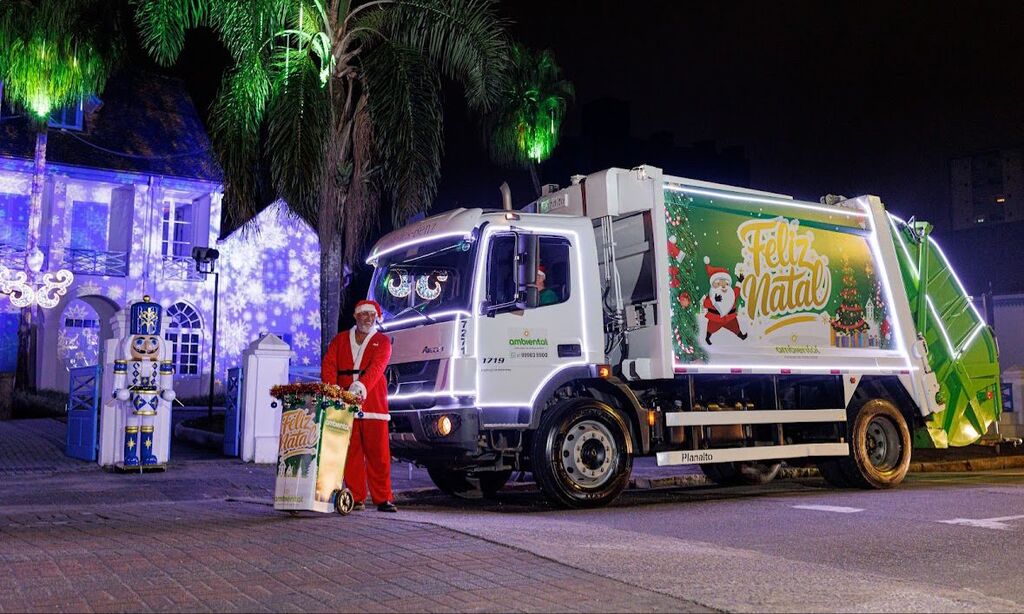 Caminhões iluminados e Papai Noel levam clima natalino às ruas de Joinville