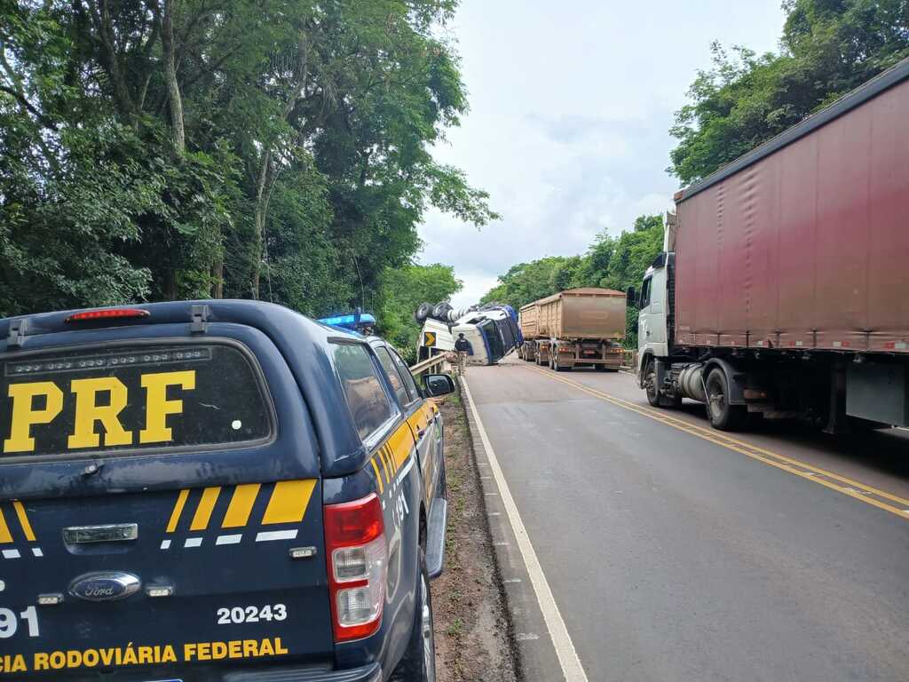 Motorista de caminhão fica ferido após veículo colidir em ponte na BR-290