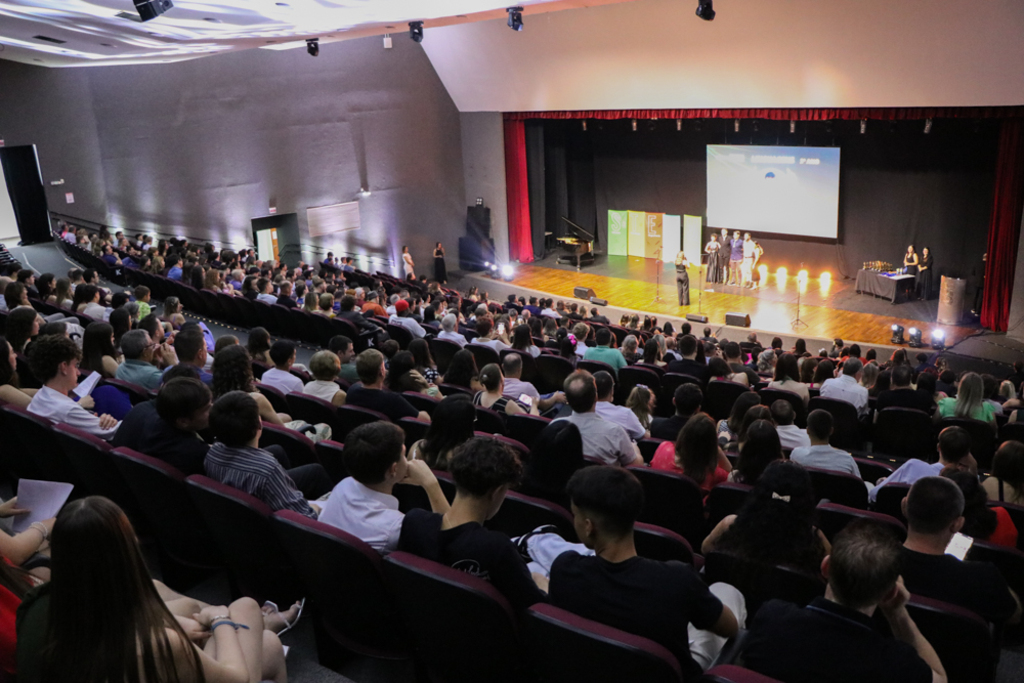 Escola SESI celebra os melhores do ano em noite festiva