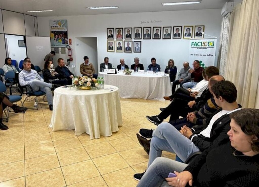 Reunião da Facisc debate temas regionais