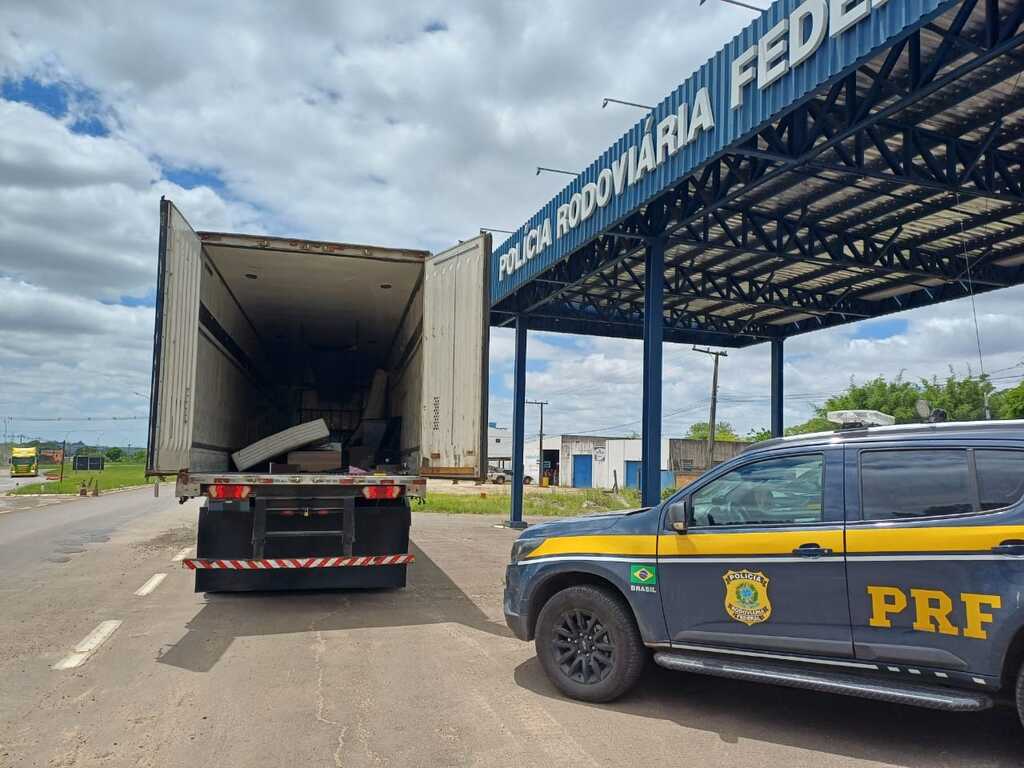 PRF apreende 200 kg de cocaína dentro de geladeira em caminhão de mudança em Rosário do Sul