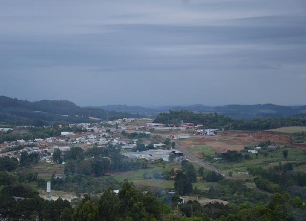 Sol, chuva, aumento de nuvens e tempo firme