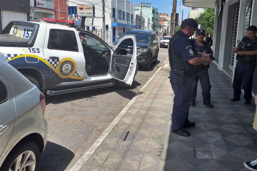 Jovens são detidas pela Guarda Municipal por pichação em prédio em Santa Maria