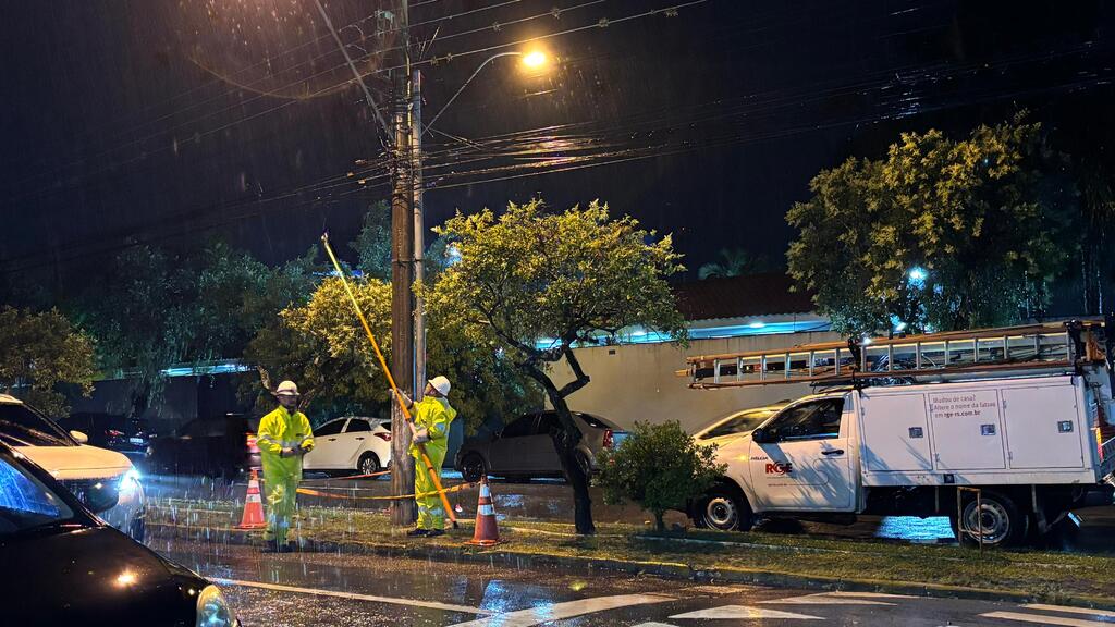 Rajadas de vento, trovoadas e falta de energia elétrica: temporal atinge região de Santa Maria