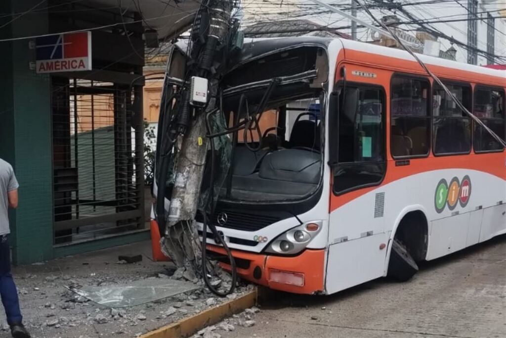 Acidente com ônibus no Centro de Santa Maria deixa duas pessoas feridas