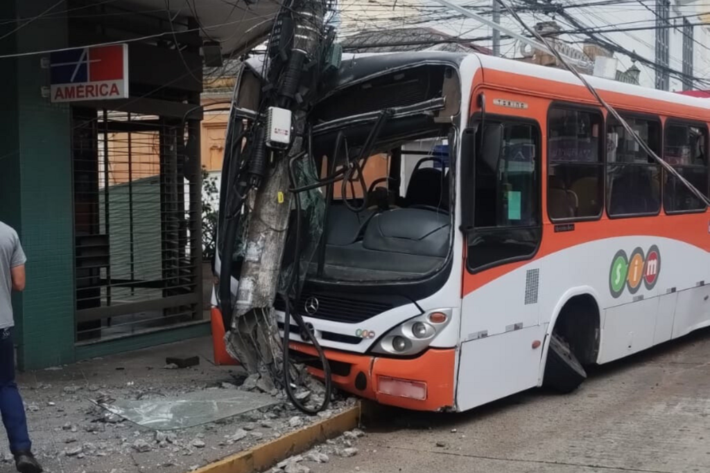 Acidente com ônibus no centro de Santa Maria deixa duas pessoas feridas