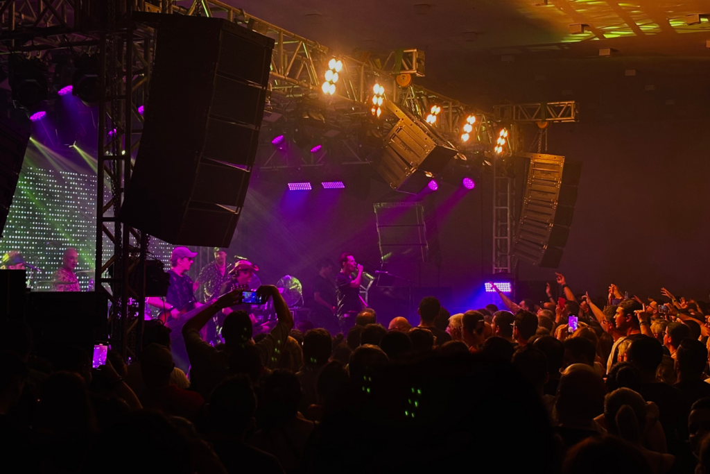 Noite de clássicos do rock nacional: público lota Avenida Tênis Clube para show do Capital Inicial em Santa Maria