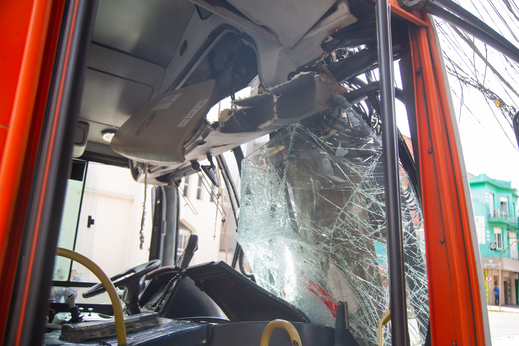 Após exames, vítimas de acidente com ônibus no centro de Santa Maria são liberadas