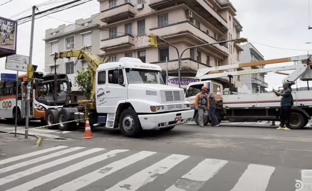 Foto: Mateus Ferreira - Momento em que ônibus é retirado do local