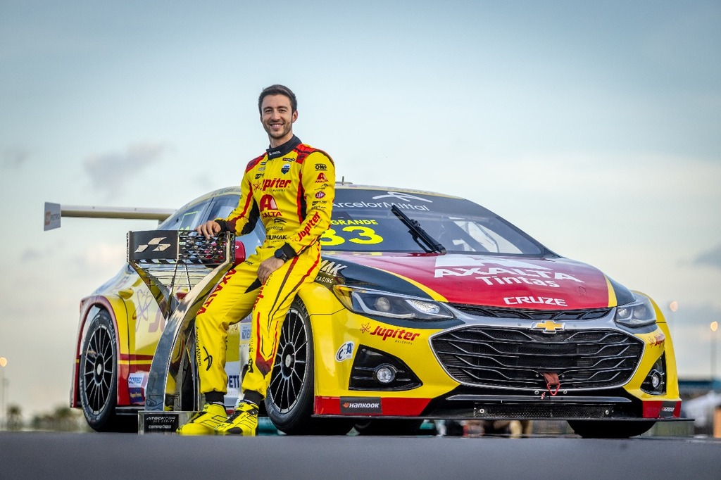 Piloto Gabriel Casagrande, da Stock Car, participa de bate-papo com estudantes no Torneio SESI de Robótica, em Joinville