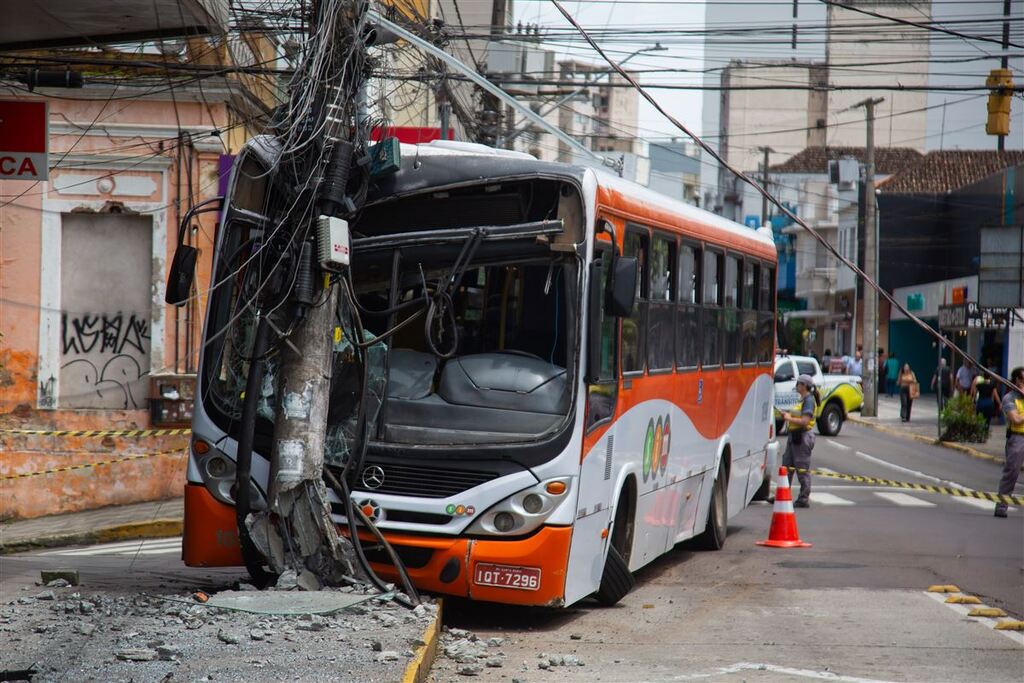 “Na hora, foi um pavor. Todo mundo começou a gritar”, afirma passageira do ônibus que bateu em poste no centro de Santa Maria