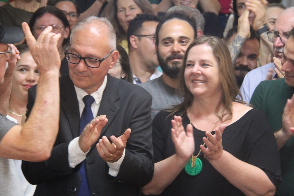 A cena é do Cena! Prefeito volta ao cargo “para restaurar a dignidade”