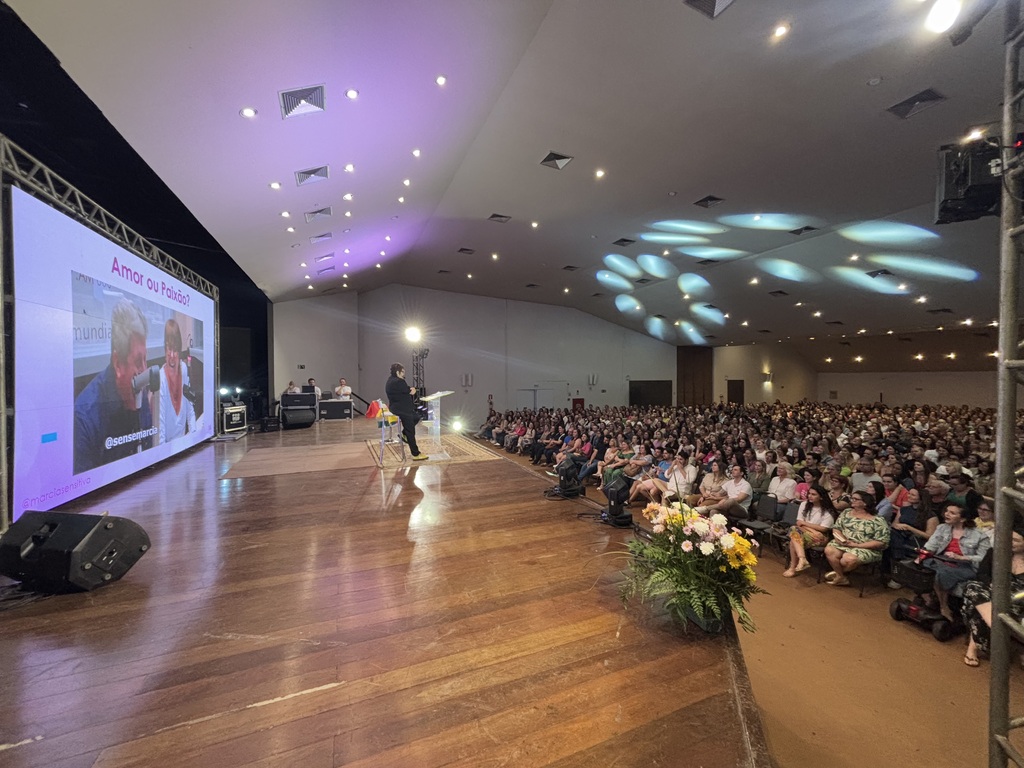 Em primeira apresentação em Santa Maria, Márcia Sensitiva diverte a plateia em noite de grande público e reflexões