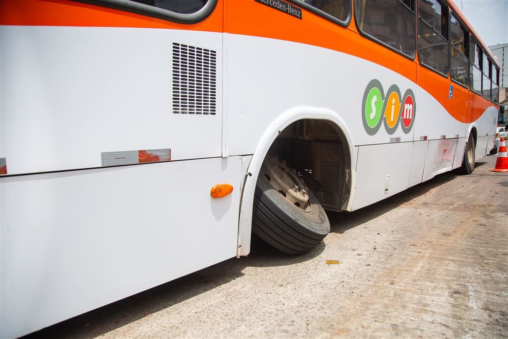 Ônibus que bateu em poste no centro de Santa Maria passará por perícia para apontar a causa do acidente